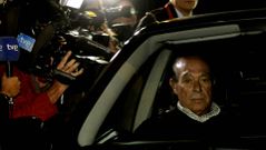 El torero sevillano Curro Romero, siendo abordado por la prensa.