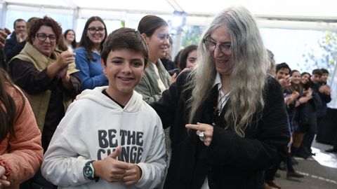 Patti Smith (d), Premio Princesa de las Artes 2026, reparando na mensaxe da sudadeira dun�alumno durante un encontro no Instituto Bernaldo de Quir�s en Mieres.