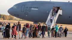Otros 200 refugiados afganos aterrizaron hoy en la base naval de Rota, procedentes de un vuelo estadounidense. La ciudad gaditana acogi� desde el viernes a un total de 1.700 personas, para las que se habilit� un campamento formado por 53 tiendas.