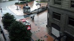 Una dotaci�n de bomberos junto al edificio central de Liberbank, en Oviedo.Una dotaci�n de bomberos junto al edificio central de Liberbank, en Oviedo 