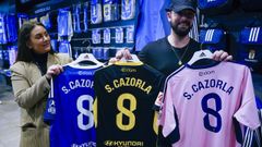  las tres equipaciones de Cazorla en la tienda oficial del Real Oviedo