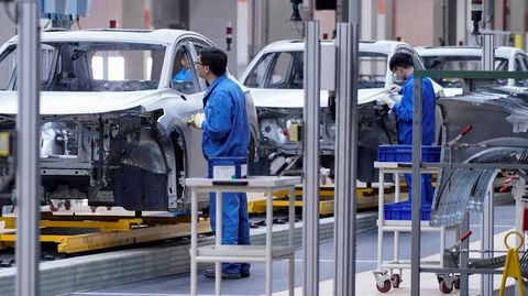Trabajadores de SAIC en una de sus plantas en China
