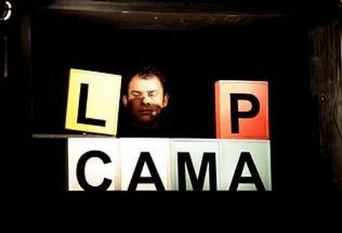 La compa��a Fantoches Baj ?en la imagen, en Carballo el pasado mayo? act�a hoy en Santiago.