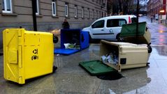 Contenedores volcados por el viento esta ma�ana en la plaza de Espa�a