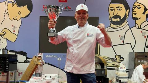 Mauro Dávila posa con su premio a la mejor pizza en pala