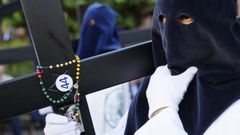 Un penitente durante una procesi&oacute;n de Semana Santa en Sevilla.