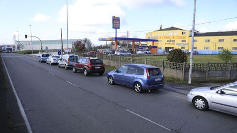 Largas colas en las gasolineras low-cost de Lugo este viernes.