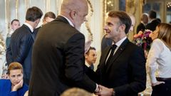 Edi Rama, primer ministro de Albania, charla con su homlogo francs Emmanuel Macron, en la cumbre de la Comunidad Poltica Europea (CPE) celebrada en Copenhague.