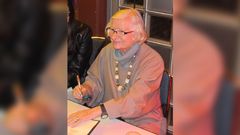 P. D. James, durante una firma de libros en la ciudad alemana de Colonia, en el 2013