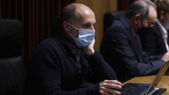 El alcalde estuvo en el pleno hora y media y luego se fue.