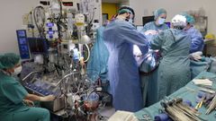 Un equipo de m�dicos y enfermeros, en plena operaci�n