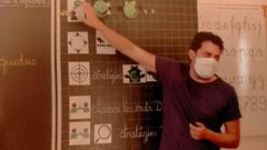 En acci�n. Emilio Neira, durante una de sus clases con los alumnos de primaria de Sainte-Croix aplicando el m�todo en el que lleva a�os trabajando y que ha tenido una gran repercusi�n en el cant�n de Vaud. De hecho, impartir� clases formativas a docentes para implantar Sintaxe en otros centros educativos