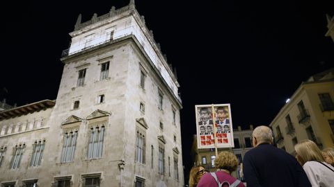 Varias personas se concentran junto al Palacio de la Generalitat para pedir justicia por la gestin de la dan, este domingo en Valencia