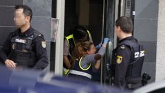 Agentes de la Polic�a Nacional tomando huellas en el portal de la calle Parque, en A Coru�a, donde apareci� el cad�ver de Consuelo Palacios. 