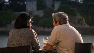 Imagen de archivo de una pareja tomando algo. 
