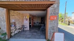 Punto vending en un antiguo garaje en O Burgo, en el Camino Primitivo a su paso por Lugo