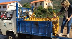 La regidora y la primera teniente de alcalde llevaron esta semana las vallas para la fiesta de Torro�a. 