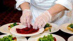 Foto de archivo de una cocina, un cocinero, una cocinera, comida, restaurante, cocinar