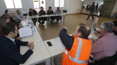 El comit� de Alcoa, a la derecha, en una reciente reuni�n con la Xunta