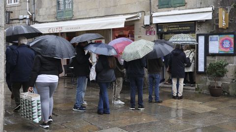 Colas en la administraci�n de loter�a de Porta Faxeira.