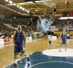 Mc Ghee realiza un mate en el Paco Paz en un encuentro del play off frente al COB. 