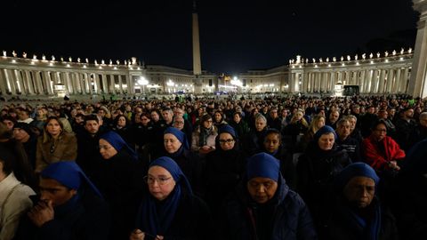 Rezo multitudinario anoche en la plaza de San Pedro del Vaticano por la salud del papa Francisco