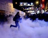 Los antidisturbios lanzaron gases lacrim�genos para impedir la concentraci�n en Estambul.