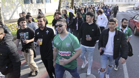Aficionados bajando en comunidad al estadio antes del choque contra San Fernando.