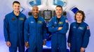 De izquierda a derecha, los astronautas Jeremy Hansen, Victor Glover, Red Wiseman y Christina Koch, que orbitar�n la Luna a bordo de la nave Orion de la misi�n Artemis II.