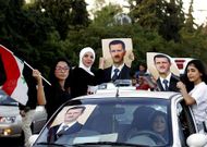 <span lang= es-es >Al Asad festeja su cumplea�os.</span> Seguidores del presidente sirio celebran el 48.� aniversario de Al Asad en las calles de Damasco, un aut�ntico acto de propaganda del r�gimen propiciado por una web.