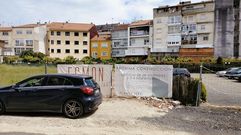 Cartel de la constructora Esmon que anuncia las obras en un solar de la calle Ferrol