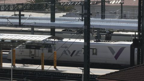 Un AVE en la estaci�n provisional de tren de A Coru�a