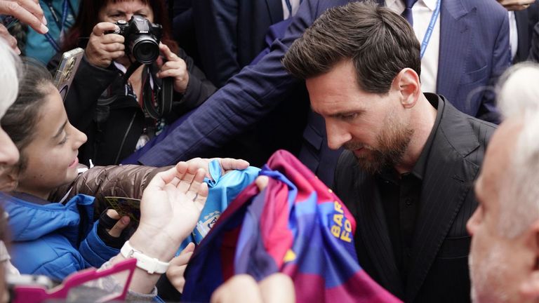 Messi desata la locura con su llegada a Oviedo para los premios Princesa de Asturias