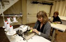 Ana Pi�eiro y Amparo Fern�ndez, trabajando en el local donde realizar�n los arreglos.