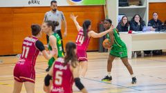 Kelly Chasse, con el bal&oacute;n, en una acci&oacute;n ofensiva durante el partido ante el Robles Lleida de la pasada semana