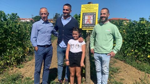 De izquierda a derecha, el concejal Jes�s Abad, Manuel �lvarez con su hija Lenna y el alcalde de Siero, �ngel Garc�a, en la plantaci�n de la que sale la mejor faba de Asturias