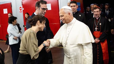 El papa Le�n XIV saluda a la presidenta de la Comunidad de Madrid, Isabel D�az Ayuso, durante el encuentro de ayer en el Movistar Arena.