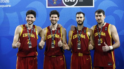 De izquierda a derecha: Diego de Blas, Carlos Mart�nez, Guim Exp�sito e Iv�n Aurrecoechea, con la medalla de plata de la Copa de Campeones de 3x3
