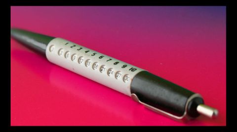 La �nica manera de aprenderse algunos contenidos fundamentales, como la tabla de multiplicar, es de memoria. En la imagen, un bol�grafo con dicha tabla