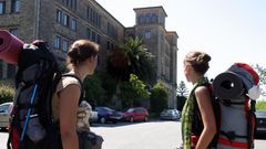 Dos peregrinas frente al albergue del Seminario Menor de Santiago, situado en Belv�s.