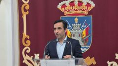 El alcalde, Jos&eacute; Manuel Rey Varela, en la rueda de prensa en la que valor&oacute; la implantaci&oacute;n de la f&aacute;brica china de coches de SAIC Motor en el puerto exterior de Ferrol.