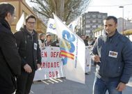 <span lang= es-es >Pancartas y bocinas</span>. Decenas de agentes se concentraron ayer con pancartas y bocinas para exigir m�s medios humanos que permitan garantizar un correcto servicio a la ciudadana. Los agentes del SUP consideran que actualmente trabajan en precario y que los vecinos no tienen garantizada su seguridad. 