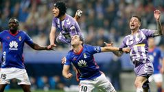 Luismi, saltando junto a Linares, en un Oviedo-Valladolid