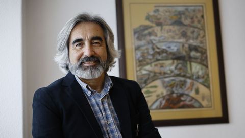 Mario Pozzo en su despacho de la calle Payo G&oacute;mez, junto a un cuadro pintado por su padre