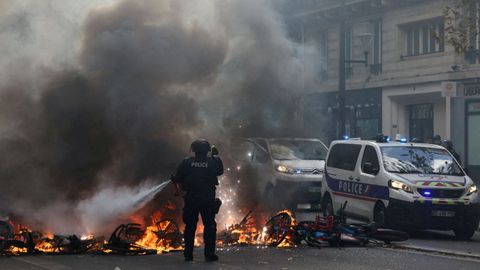 Un agente apagando un incendio en una estaci�n de bicicletas p�blicas