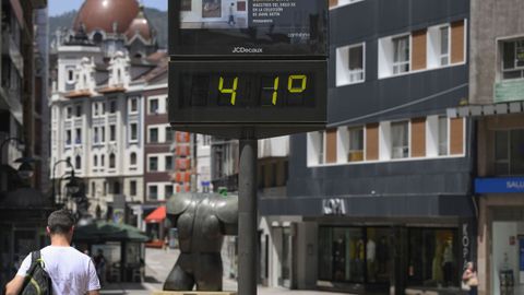 Un term�metro del centro de Oviedo marca 41 grados este martes.