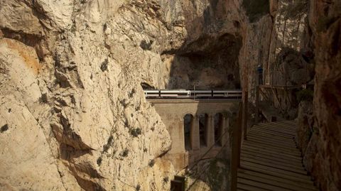 Hasta la llegada del AVE, el desfiladero era el �nico acceso ferroviario a M�laga capital desde el interior de Andaluc�a, con un largo t�nel excavado en la pared este del desfiladero. En la actualidad existe otro t�nel para el acceso ferroviario de alta velocidad.