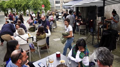 El Bar abri� sus puertas en la calle Doutor Cadaval el martes 8. Ayer celebraron su gran fiesta de apertura con mucha comida, ca�as y m�sica. 