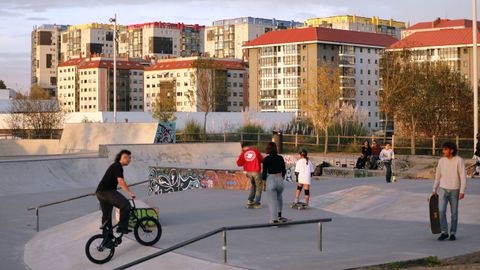 Vecinos ante edificios del pol�gono residencial de Navia