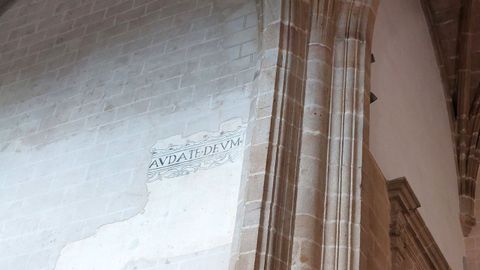 En un muro de la nave puede verse un fragmento de una antigua inscripcin en latn que se puso al descubierto en las obras de restauracin